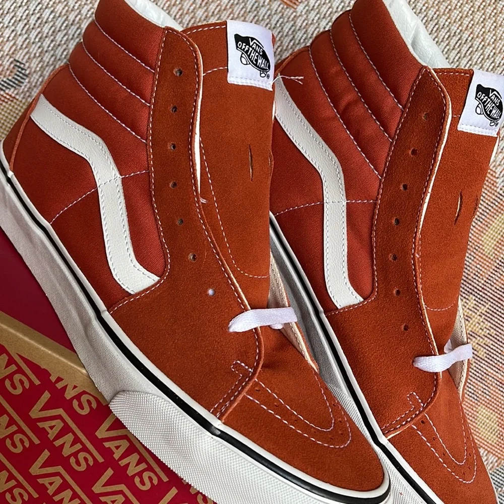 Vans WMNS Sk8-Hi
Color Theory Burnt Ochre
VN0005U9GWP
Sneakers - Picture 9 of 16